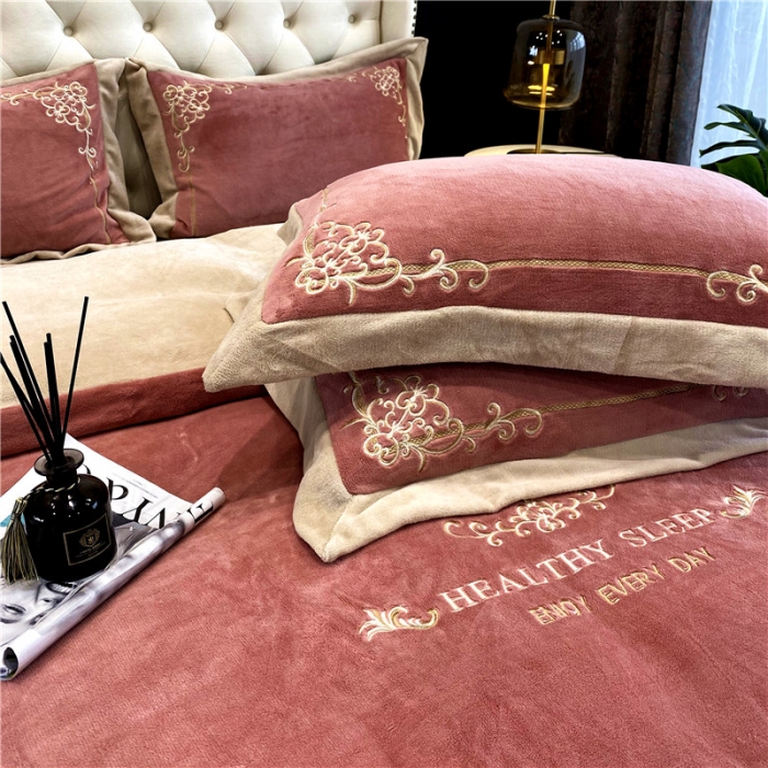 91家纺网 家纺一手货源 找家纺 露梦新款210克超柔牛奶绒抗静电轻奢刺绣款四件套卡琳娜豆沙