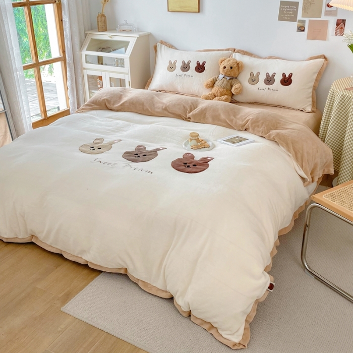 91家纺网 家纺一手货源 找家纺 星期八2021新款三只熊牛奶绒四件套水晶法莱绒套件直播 三只兔