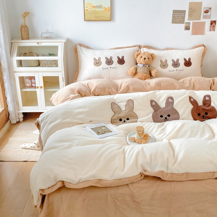 91家纺网 家纺一手货源 找家纺 星期八2021新款三只熊牛奶绒四件套水晶法莱绒套件直播 三只兔