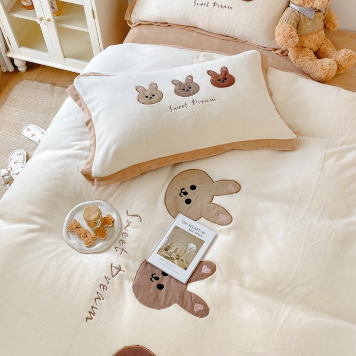 91家纺网 家纺一手货源 找家纺 星期八2021新款三只熊牛奶绒四件套水晶法莱绒套件直播 三只兔