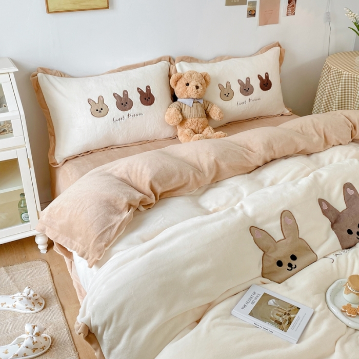 91家纺网 家纺一手货源 找家纺 星期八2021新款三只熊牛奶绒四件套水晶法莱绒套件直播 三只兔