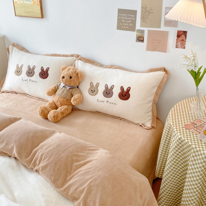 91家纺网 家纺一手货源 找家纺 星期八2021新款三只熊牛奶绒四件套水晶法莱绒套件直播 三只兔