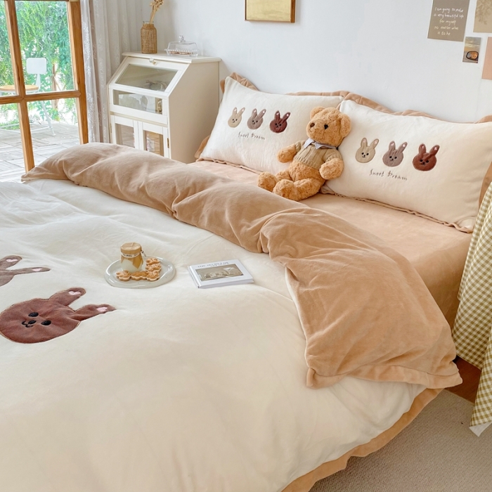 91家纺网 家纺一手货源 找家纺 星期八2021新款三只熊牛奶绒四件套水晶法莱绒套件直播 三只兔