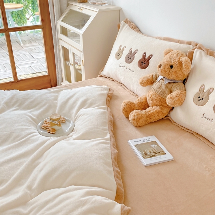 91家纺网 家纺一手货源 找家纺 星期八2021新款三只熊牛奶绒四件套水晶法莱绒套件直播 三只兔