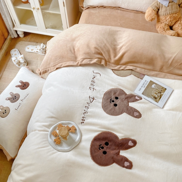 91家纺网 家纺一手货源 找家纺 星期八2021新款三只熊牛奶绒四件套水晶法莱绒套件直播 三只兔