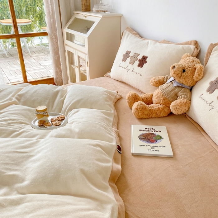 91家纺网 家纺一手货源 找家纺 星期八2021新款三只熊牛奶绒四件套水晶法莱绒套件直播 三只熊