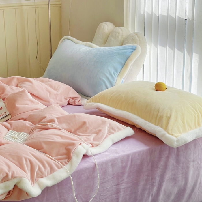 91家纺网 家纺一手货源 找家纺 圆岛家新品纺撞色混搭马卡龙ins慢热风冬款暖绒四件套 樱花粉-枕套黄拼蓝＋床单香芋紫