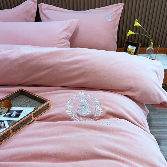 91家纺网 家纺一手货源 找家纺 榻尚家居 2021新款柔暖绒四件套茱莉系列 茱莉粉