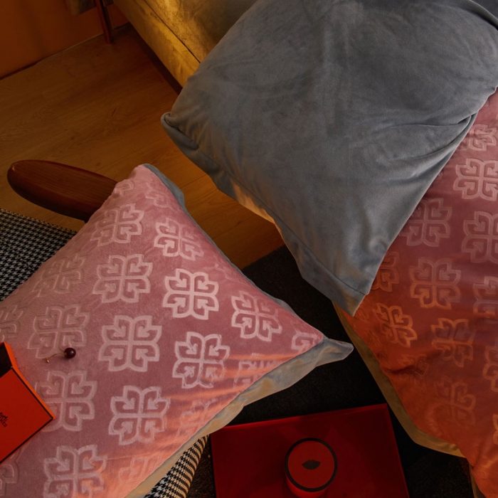 91家纺网 家纺一手货源 找家纺 爱缦2021新款格调系列棚拍230克婴儿绒四件套 暖粉色