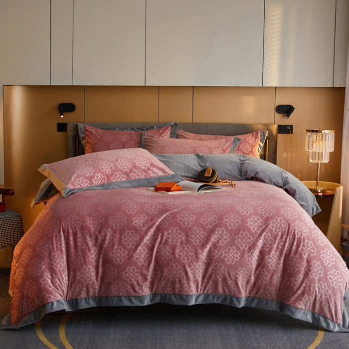 91家纺网 家纺一手货源 找家纺 爱缦2021新款格调系列棚拍230克婴儿绒四件套 暖粉色