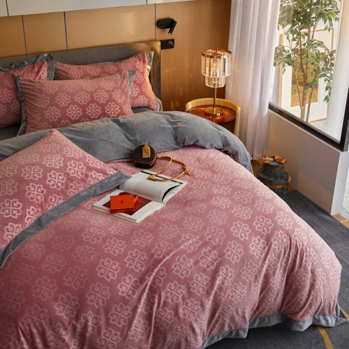 91家纺网 家纺一手货源 找家纺 爱缦2021新款格调系列棚拍230克婴儿绒四件套 暖粉色