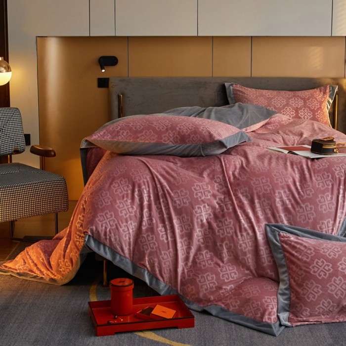 91家纺网 家纺一手货源 找家纺 爱缦2021新款格调系列棚拍230克婴儿绒四件套 暖粉色