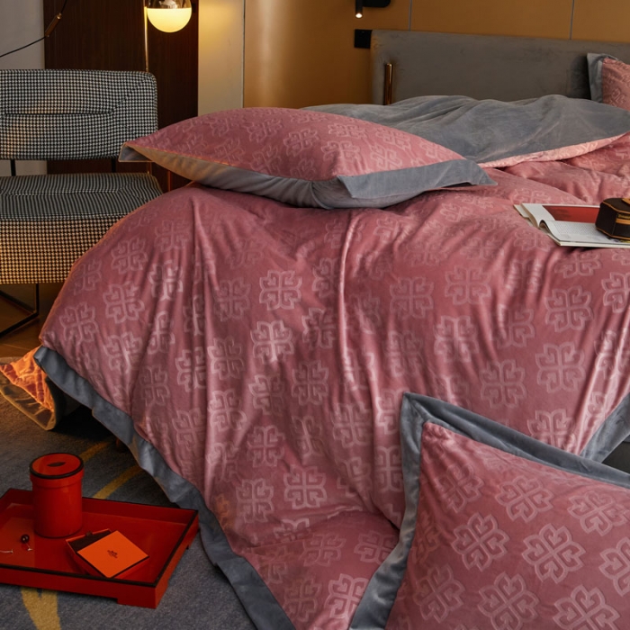 91家纺网 家纺一手货源 找家纺 爱缦2021新款格调系列棚拍230克婴儿绒四件套 暖粉色