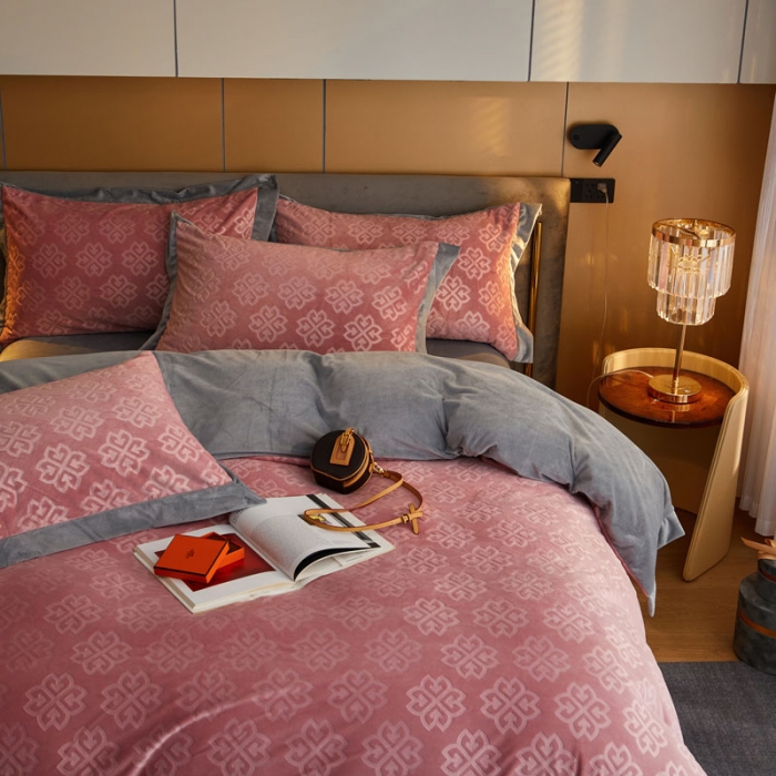 91家纺网 家纺一手货源 找家纺 爱缦2021新款格调系列棚拍230克婴儿绒四件套 暖粉色