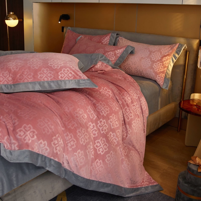 91家纺网 家纺一手货源 找家纺 爱缦2021新款格调系列棚拍230克婴儿绒四件套 暖粉色