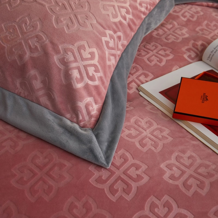 91家纺网 家纺一手货源 找家纺 爱缦2021新款格调系列棚拍230克婴儿绒四件套 暖粉色