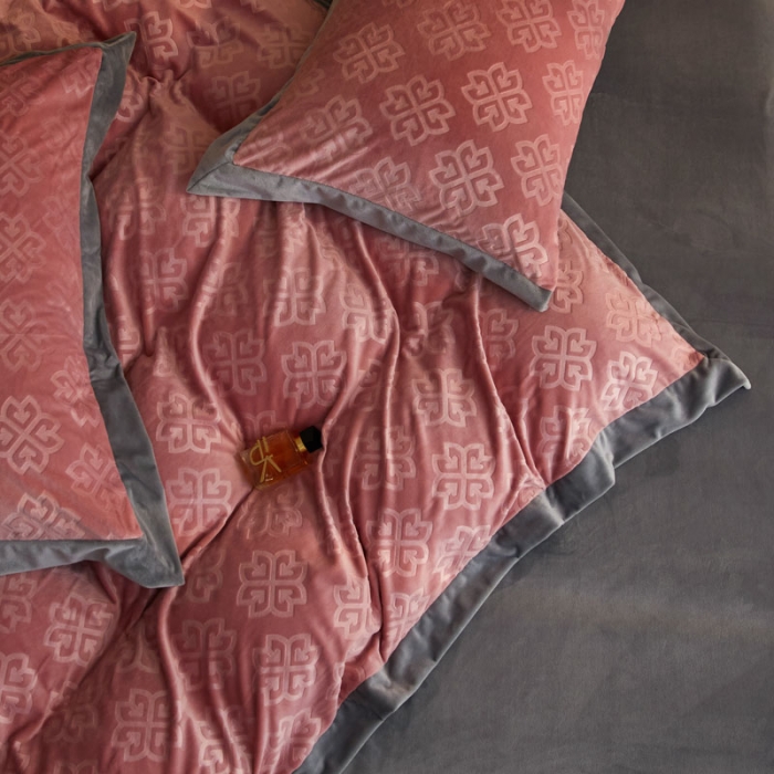 91家纺网 家纺一手货源 找家纺 爱缦2021新款格调系列棚拍230克婴儿绒四件套 暖粉色