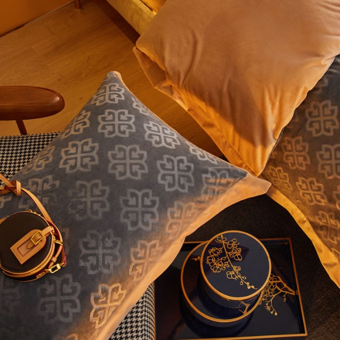 91家纺网 家纺一手货源 找家纺 爱缦2021新款格调系列棚拍230克婴儿绒四件套 亚麻灰