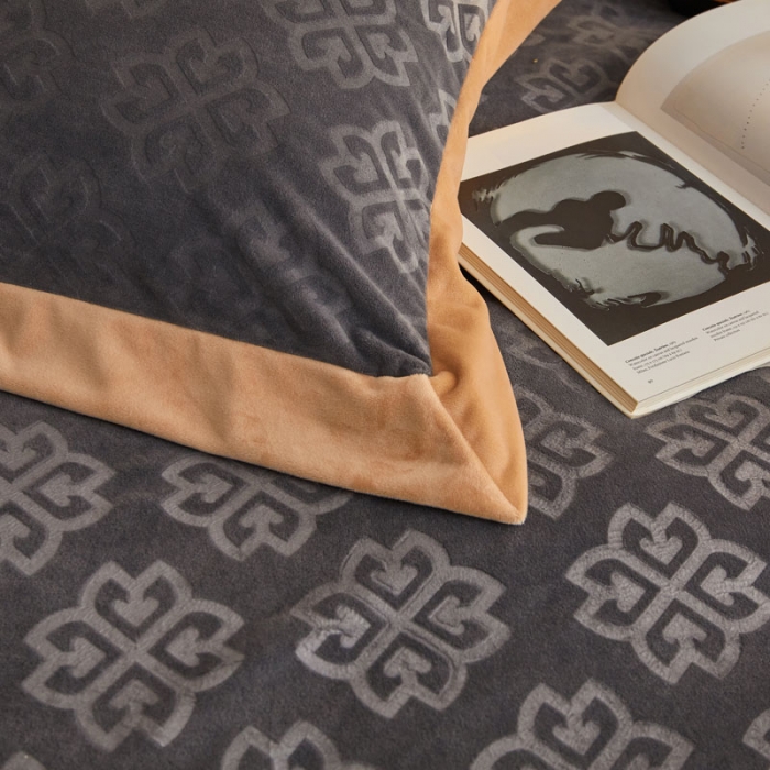 91家纺网 家纺一手货源 找家纺 爱缦2021新款格调系列棚拍230克婴儿绒四件套 亚麻灰