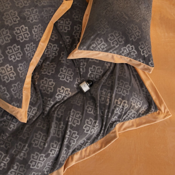 91家纺网 家纺一手货源 找家纺 爱缦2021新款格调系列棚拍230克婴儿绒四件套 亚麻灰