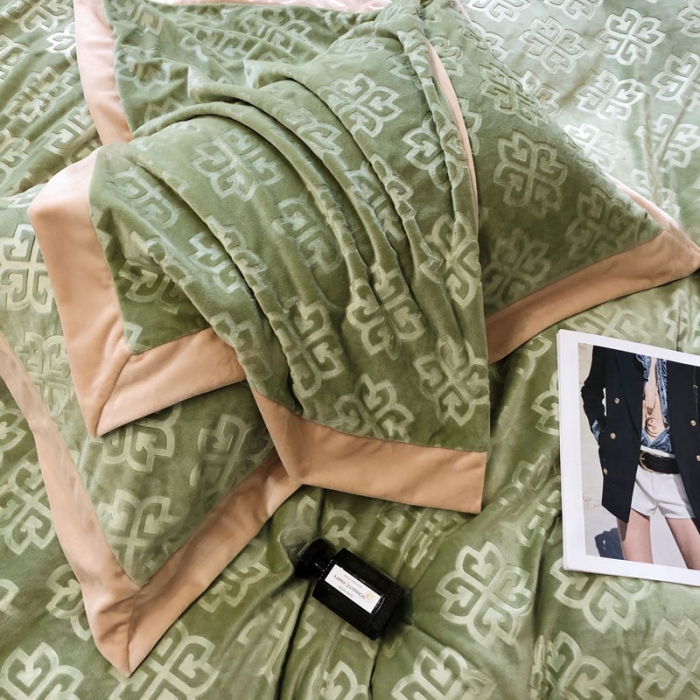 91家纺网 家纺一手货源 找家纺 爱缦2021格调系列实拍230克婴儿绒四件套 迷雾绿