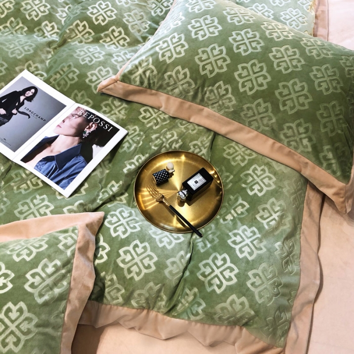 91家纺网 家纺一手货源 找家纺 爱缦2021格调系列实拍230克婴儿绒四件套 迷雾绿