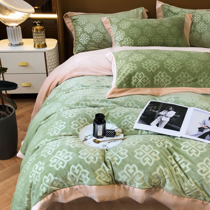 91家纺网 家纺一手货源 找家纺 爱缦2021格调系列实拍230克婴儿绒四件套 迷雾绿