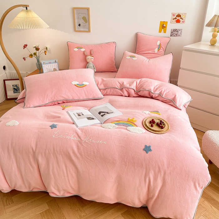 91家纺网 家纺一手货源 找家纺 绒兔兔 2021秋冬牛奶绒毛巾绣韩版床裙床单四件套 七彩云-粉玉