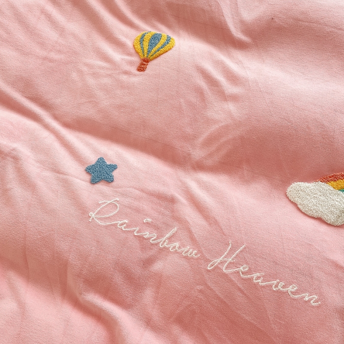 91家纺网 家纺一手货源 找家纺 绒兔兔 2021秋冬牛奶绒毛巾绣韩版床裙床单四件套 七彩云-粉玉