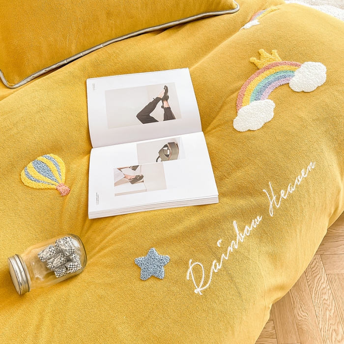 91家纺网 家纺一手货源 找家纺 绒兔兔 2021秋冬牛奶绒毛巾绣韩版床裙床单四件套 七彩云-姜黄