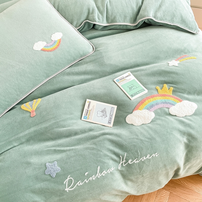91家纺网 家纺一手货源 找家纺 绒兔兔 2021秋冬牛奶绒毛巾绣韩版床裙床单四件套 七彩云-青绿