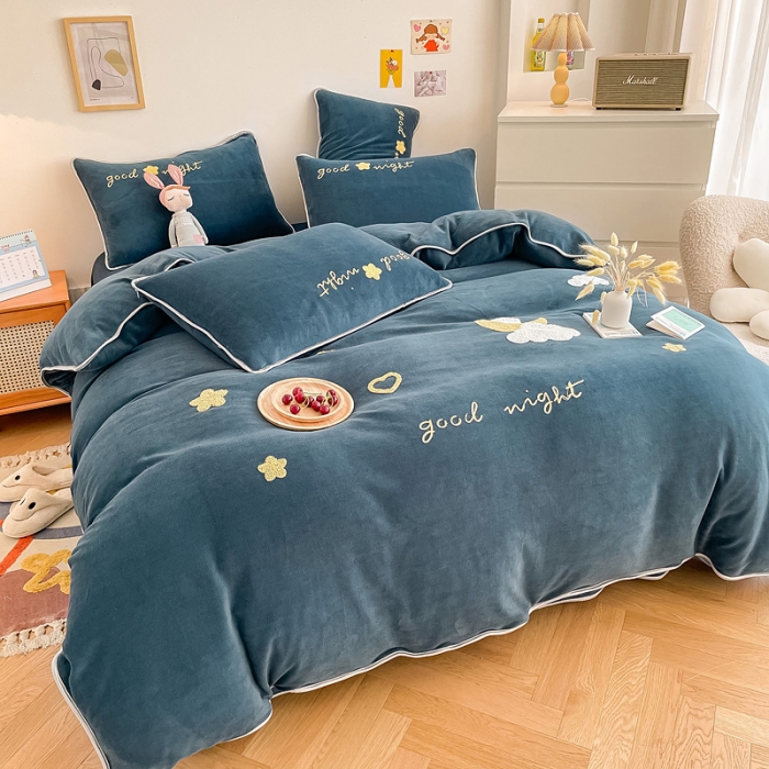 91家纺网 家纺一手货源 找家纺 绒兔兔 2021秋冬牛奶绒毛巾绣韩版床裙床单四件套 晚安-宝蓝