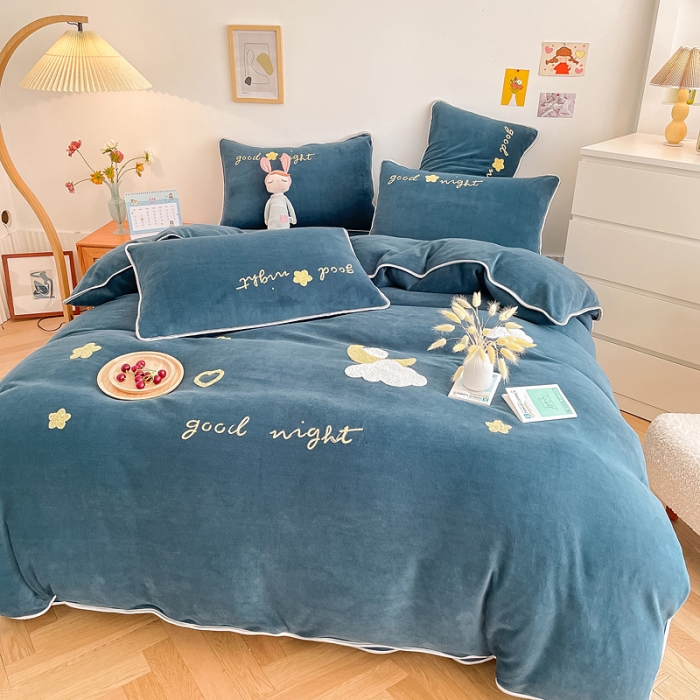 91家纺网 家纺一手货源 找家纺 绒兔兔 2021秋冬牛奶绒毛巾绣韩版床裙床单四件套 晚安-宝蓝