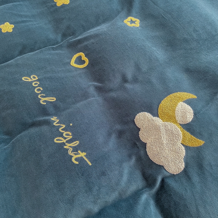 91家纺网 家纺一手货源 找家纺 绒兔兔 2021秋冬牛奶绒毛巾绣韩版床裙床单四件套 晚安-宝蓝