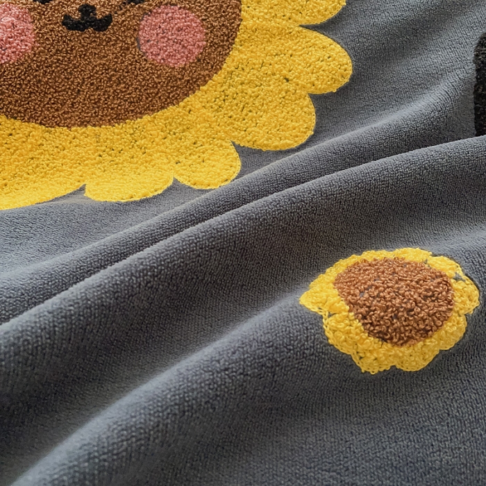 91家纺网 家纺一手货源 找家纺 绒兔兔 2021秋冬牛奶绒毛巾绣韩版床裙床单四件套 向日葵-深灰