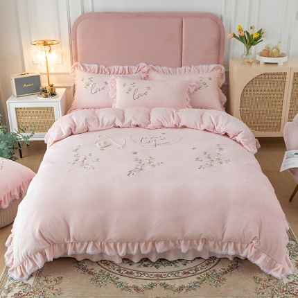 91家纺网 家纺一手货源 找家纺 （总）亲亲公主 秋冬保暖牛奶绒绣花四件套 床裙款公主风四件套