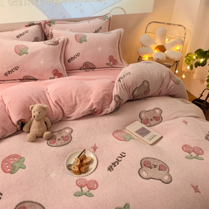 91家纺网 家纺一手货源 找家纺 慕尚 2022新款5D雪花绒单品被套 草莓熊