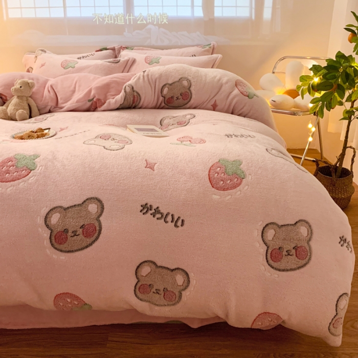 91家纺网 家纺一手货源 找家纺 慕尚 2022新款5D雪花绒单品被套 草莓熊