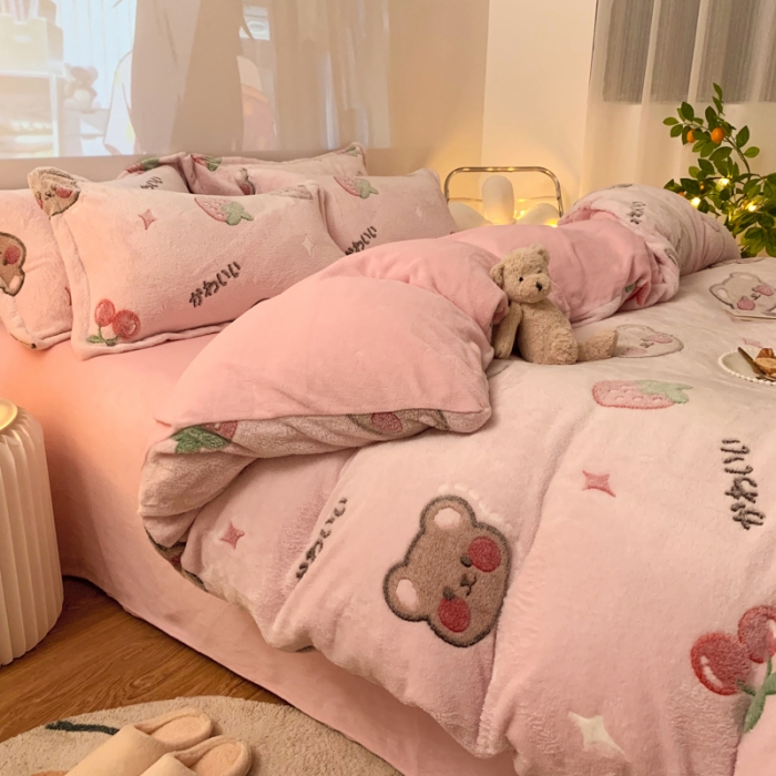 91家纺网 家纺一手货源 找家纺 慕尚 2022新款5D雪花绒四件套 草莓熊