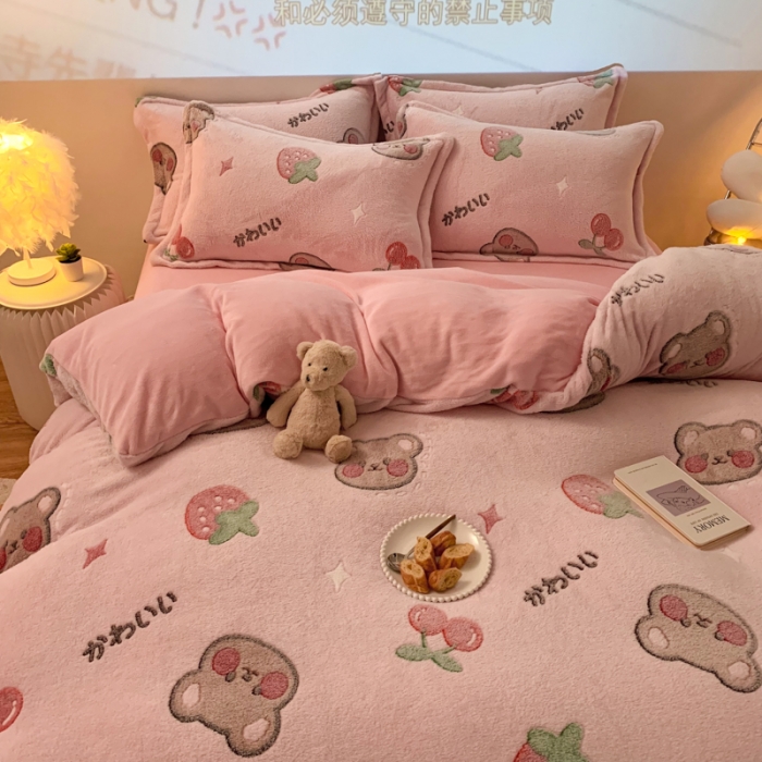 91家纺网 家纺一手货源 找家纺 慕尚 2022新款5D雪花绒四件套 草莓熊