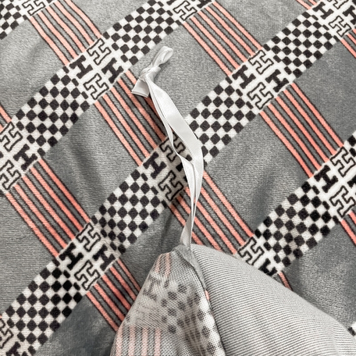 91家纺网 家纺一手货源 找家纺 米奈 2021新款高克重婴儿绒印花四件套 贝达-灰