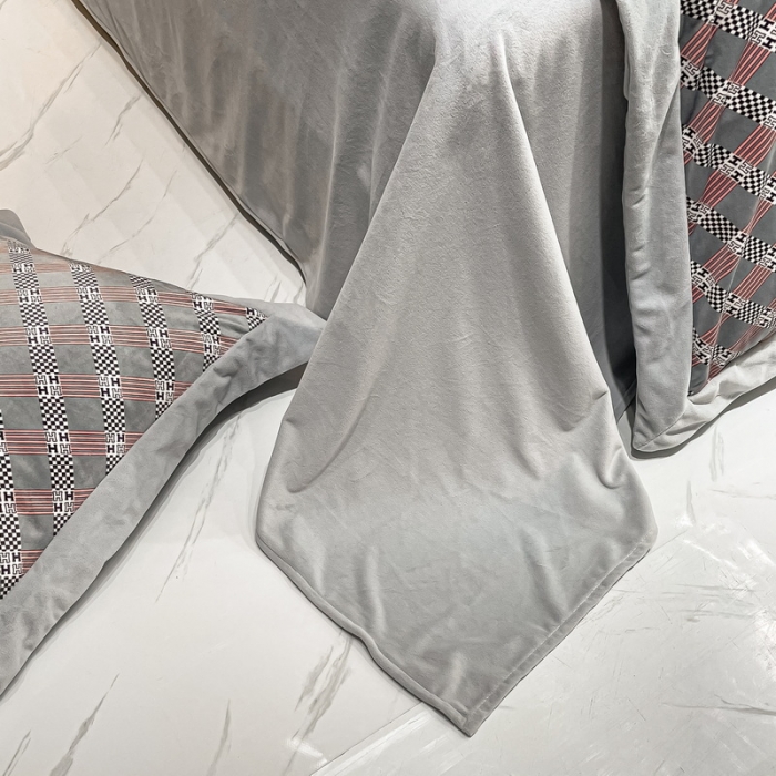 91家纺网 家纺一手货源 找家纺 米奈 2021新款高克重婴儿绒印花四件套 贝达-灰