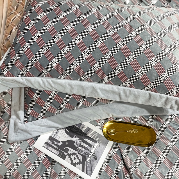 91家纺网 家纺一手货源 找家纺 米奈 2021新款高克重婴儿绒印花四件套 贝达-灰