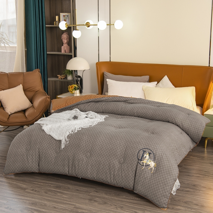 91家纺网 家纺一手货源 找家纺 丽卡家纺  2023新款格林冬被 咖啡色