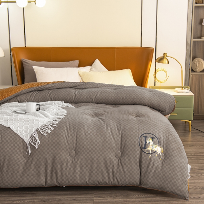 91家纺网 家纺一手货源 找家纺 丽卡家纺  2023新款格林冬被 咖啡色