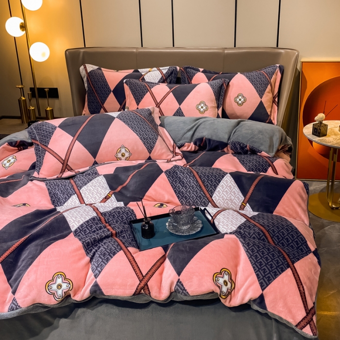 91家纺网 家纺一手货源 找家纺 米莱家纺 2021新款轻奢风加厚保暖牛奶绒四件套 菱形世界  粉