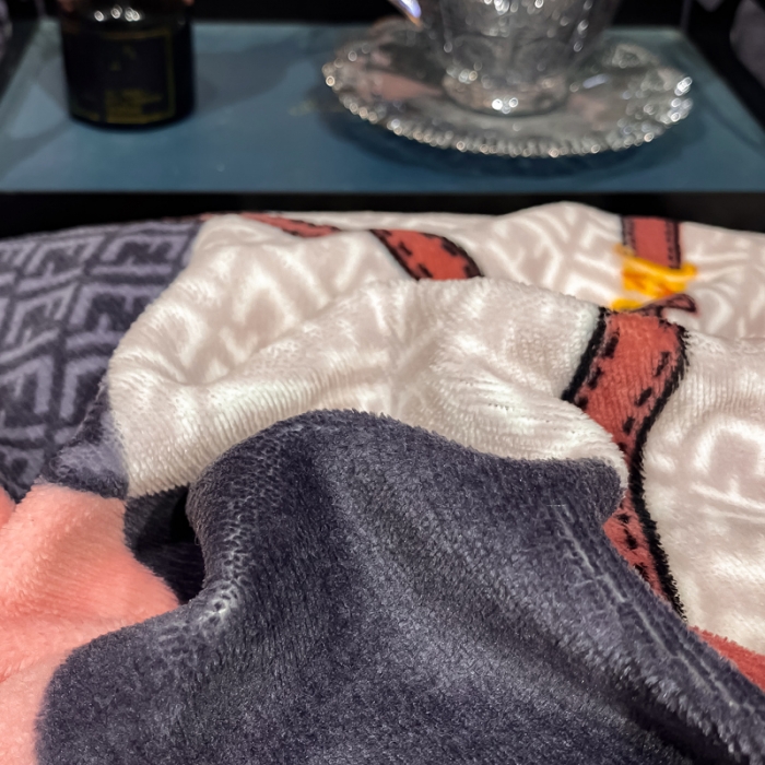 91家纺网 家纺一手货源 找家纺 米莱家纺 2021新款轻奢风加厚保暖牛奶绒四件套 菱形世界  粉