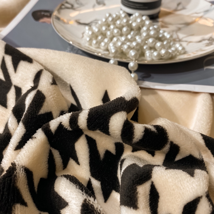 91家纺网 家纺一手货源 找家纺 米莱家纺 2021新款轻奢风加厚保暖牛奶绒四件套 千鸟条纹