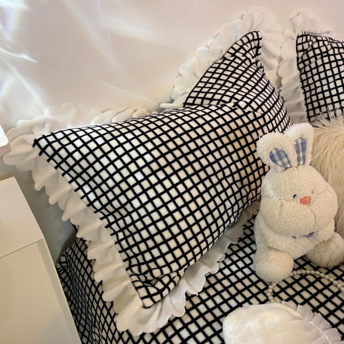 91家纺网 家纺一手货源 找家纺 千朵 2021新款韩版牛奶绒保暖四件套 格格黑白