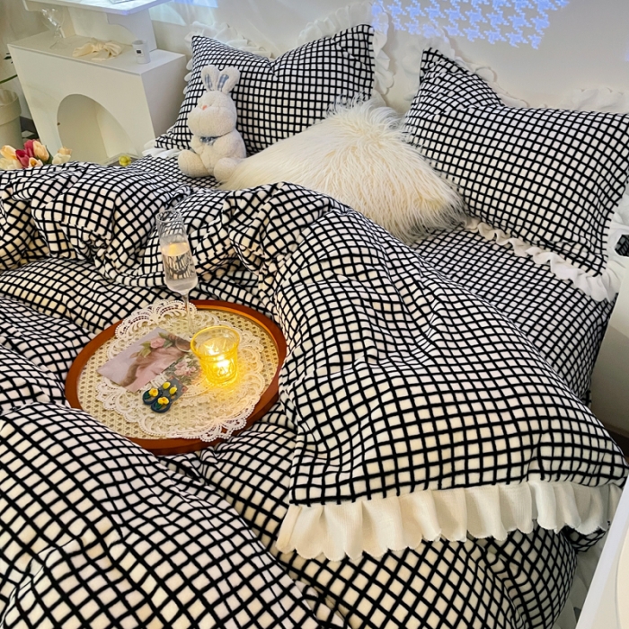 91家纺网 家纺一手货源 找家纺 千朵 2021新款韩版牛奶绒保暖四件套 格格黑白